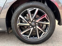 Toyota Yaris DESIGN FHEV 14