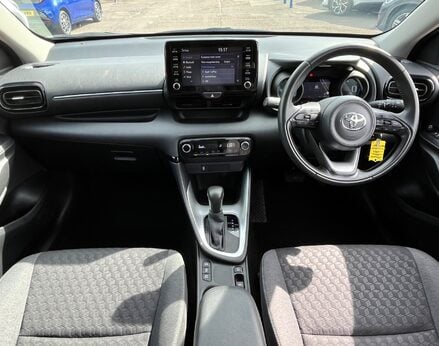Toyota Yaris DESIGN FHEV 2