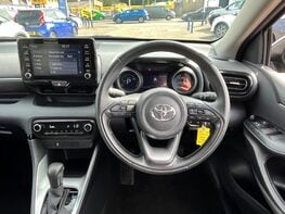 Toyota Yaris DESIGN FHEV 19