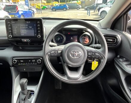 Toyota Yaris DESIGN FHEV 19