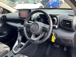 Toyota Yaris DESIGN FHEV 18
