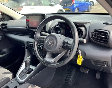 Toyota Yaris DESIGN FHEV 18