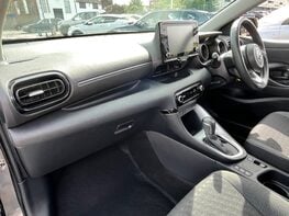 Toyota Yaris DESIGN FHEV 17