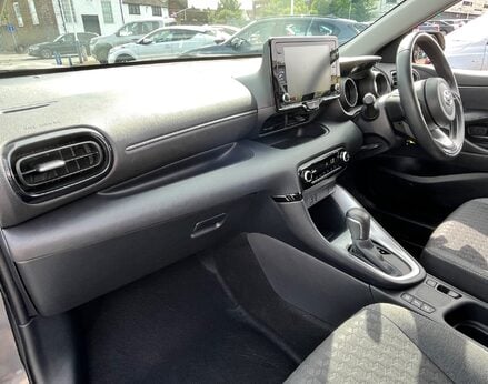 Toyota Yaris DESIGN FHEV 17