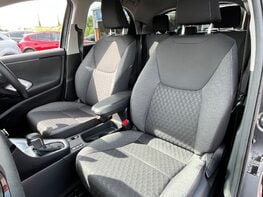 Toyota Yaris DESIGN FHEV 52