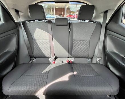 Toyota Yaris DESIGN FHEV 53