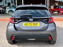 Toyota Yaris DESIGN FHEV 6