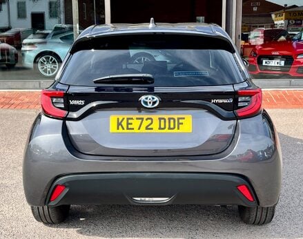 Toyota Yaris DESIGN FHEV 6