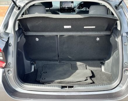 Toyota Yaris DESIGN FHEV 56