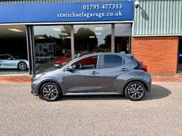Toyota Yaris DESIGN FHEV 11