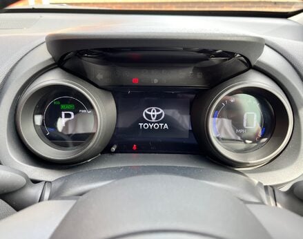 Toyota Yaris DESIGN FHEV 21
