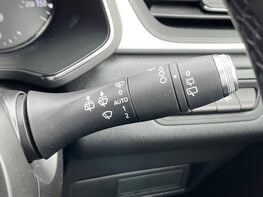 Renault Captur ICONIC TCE 57