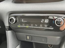 Toyota Yaris DESIGN FHEV 39