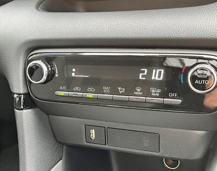 Toyota Yaris DESIGN FHEV 39