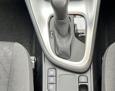 Toyota Yaris DESIGN FHEV 43