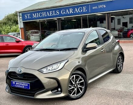 Toyota Yaris DESIGN FHEV 1