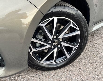 Toyota Yaris DESIGN FHEV 3