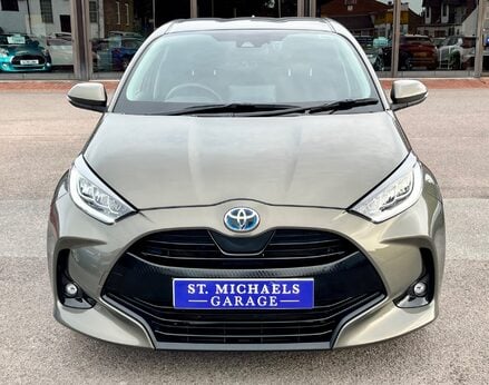 Toyota Yaris DESIGN FHEV 5