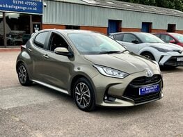 Toyota Yaris DESIGN FHEV 4