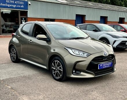 Toyota Yaris DESIGN FHEV 4