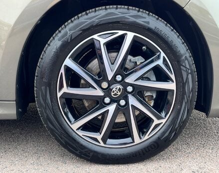 Toyota Yaris DESIGN FHEV 16