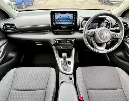 Toyota Yaris DESIGN FHEV 2