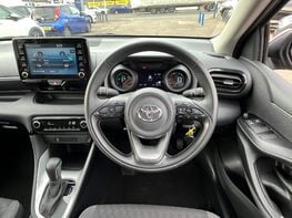Toyota Yaris DESIGN FHEV 19