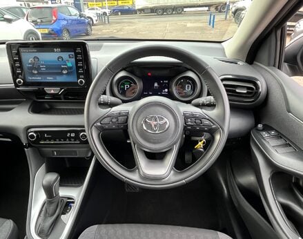 Toyota Yaris DESIGN FHEV 19