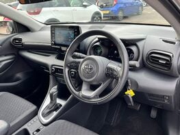 Toyota Yaris DESIGN FHEV 18