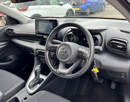 Toyota Yaris DESIGN FHEV 18