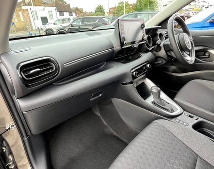 Toyota Yaris DESIGN FHEV 17