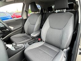 Toyota Yaris DESIGN FHEV 51