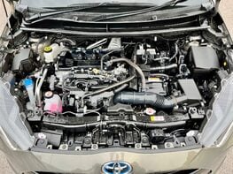 Toyota Yaris DESIGN FHEV 7