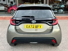 Toyota Yaris DESIGN FHEV 6