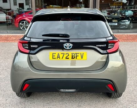 Toyota Yaris DESIGN FHEV 6