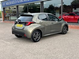 Toyota Yaris DESIGN FHEV 8