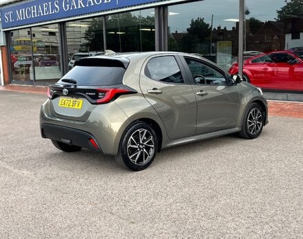 Toyota Yaris DESIGN FHEV 8