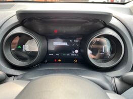 Toyota Yaris DESIGN FHEV 21