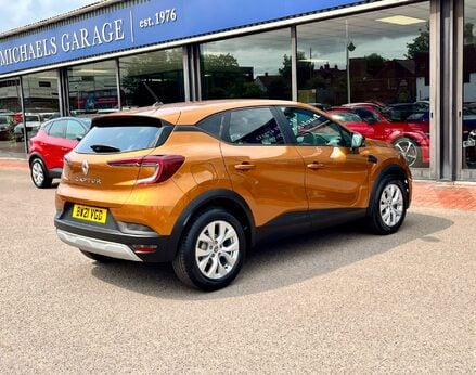 Renault Captur ICONIC TCE 8