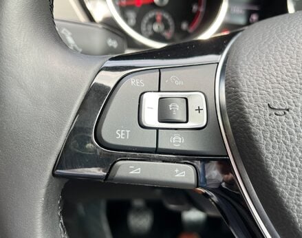 Volkswagen Touran SE FAMILY TSI 45
