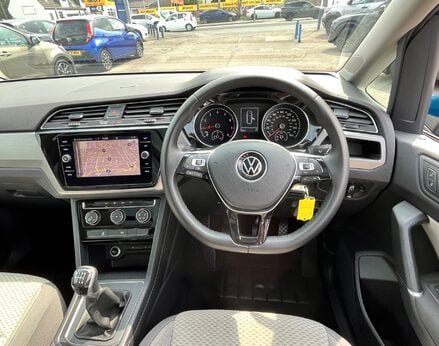Volkswagen Touran SE FAMILY TSI 19