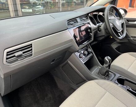 Volkswagen Touran SE FAMILY TSI 17