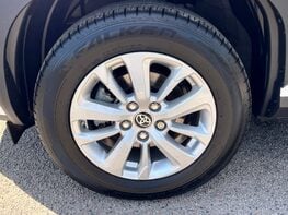 Toyota Yaris Cross ICON 13