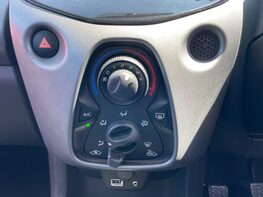Toyota Aygo VVT-I X-PLAY 32
