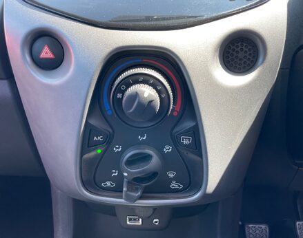 Toyota Aygo VVT-I X-PLAY 32