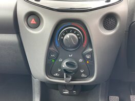 Toyota Aygo VVT-I X-PLAY 34