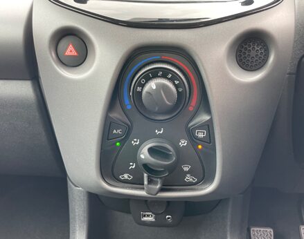 Toyota Aygo VVT-I X-PLAY 34
