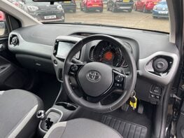 Toyota Aygo VVT-I X-TREND X-SHIFT TSS 17