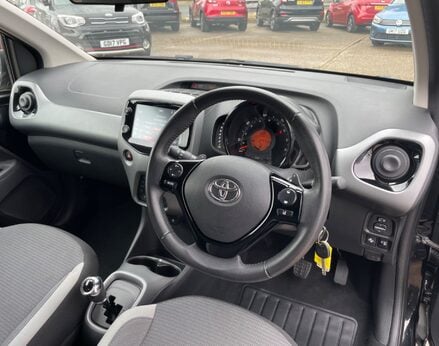 Toyota Aygo VVT-I X-TREND X-SHIFT TSS 17