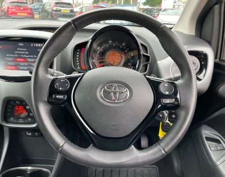 Toyota Aygo VVT-I X-TREND X-SHIFT TSS 19